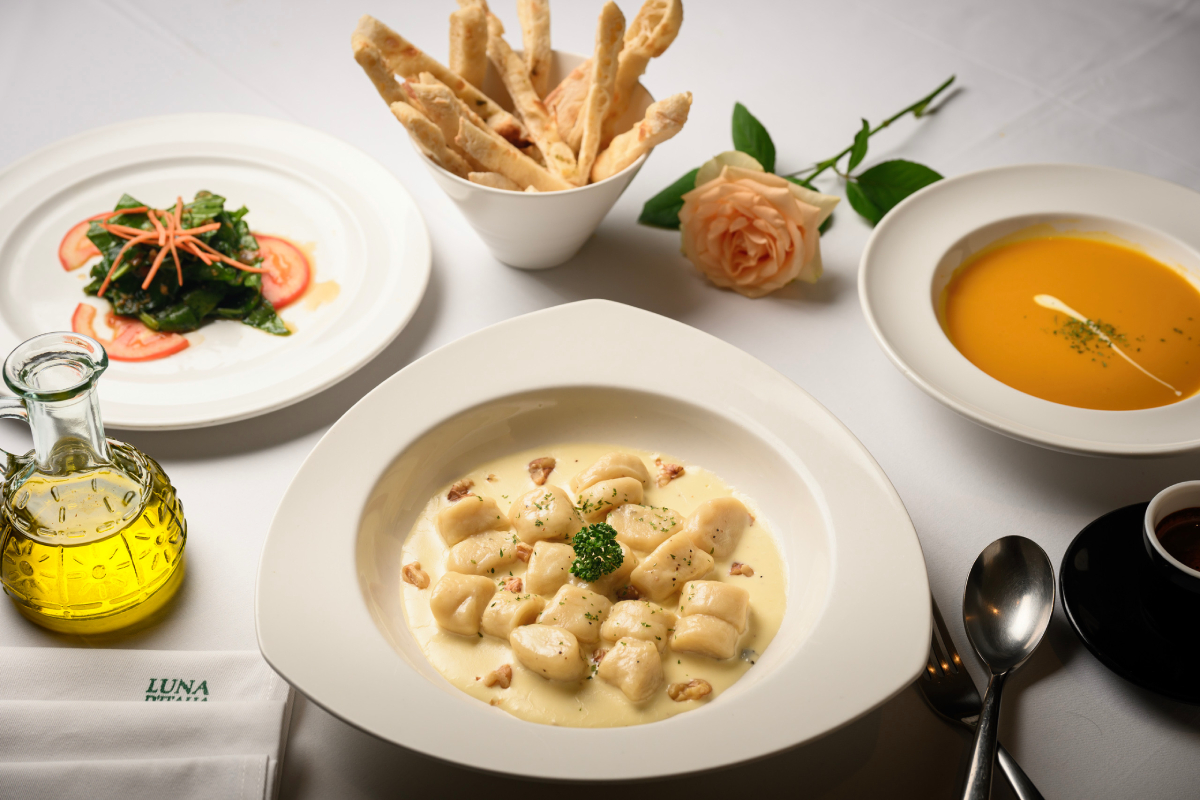 「義式馬鈴薯疙瘩麵佐藍紋乳酪醬」採用手工馬鈴薯疙瘩，柔軟綿密，能完整包覆藍紋乳酪醬的鹹香濃郁，是餐廳長年受到喜愛的經典料理