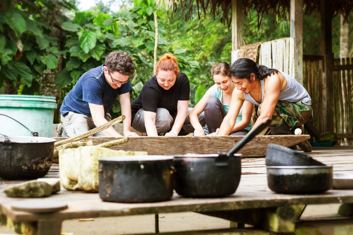 到部落旅遊能從深入體驗原住民族故事、土地及生活方式，選擇由原住民經營或主導的團體單位，是尊重原住民文 化的做法之一。