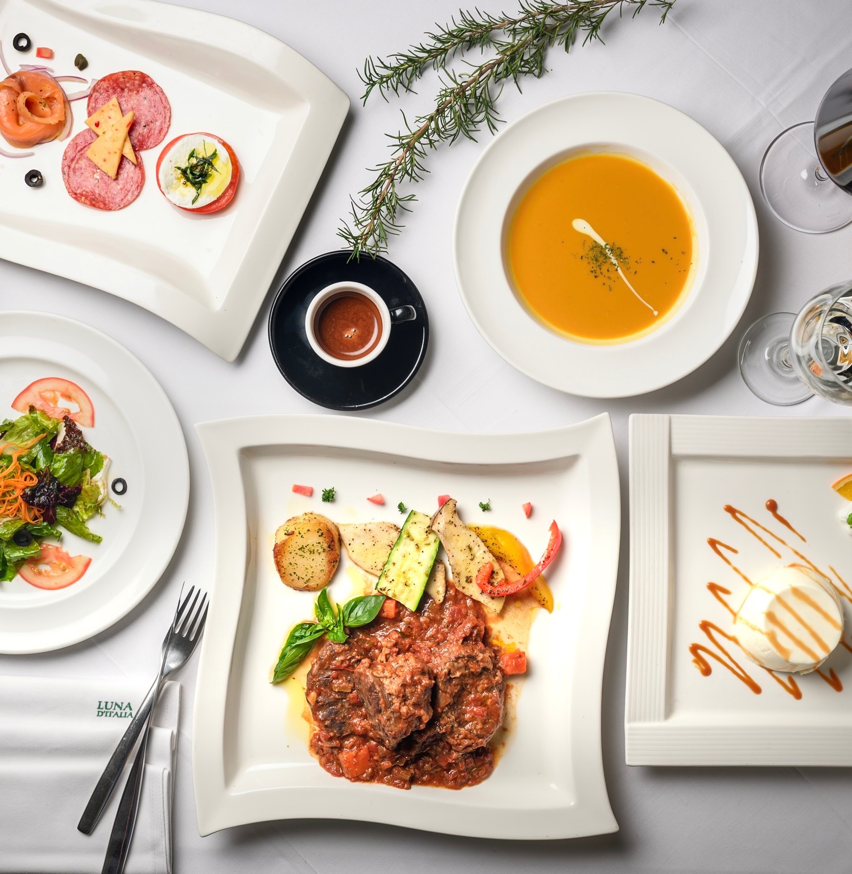 「精選米蘭式精燉牛肉套餐」以米蘭經典配方為底，主廚先將牛腱香煎鎖汁，再加入蕃茄、西洋芹、洋蔥熬成的醬汁，送入烤箱低溫燉煮兩小時，最後配上爐烤時蔬，堆疊出溫潤而濃郁的風味。