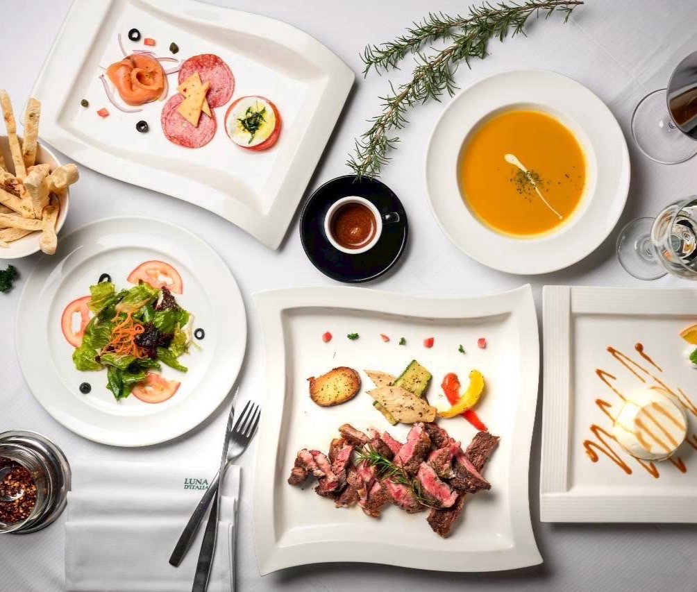 「美國肋眼牛排佐爐烤時蔬」選用油花均勻的美國肋眼Prime，以香煎鎖住肉汁後呈現外焦內嫩的口感，搭配爐烤時蔬增添清爽層次，為饕客推崇的經典主菜之一。