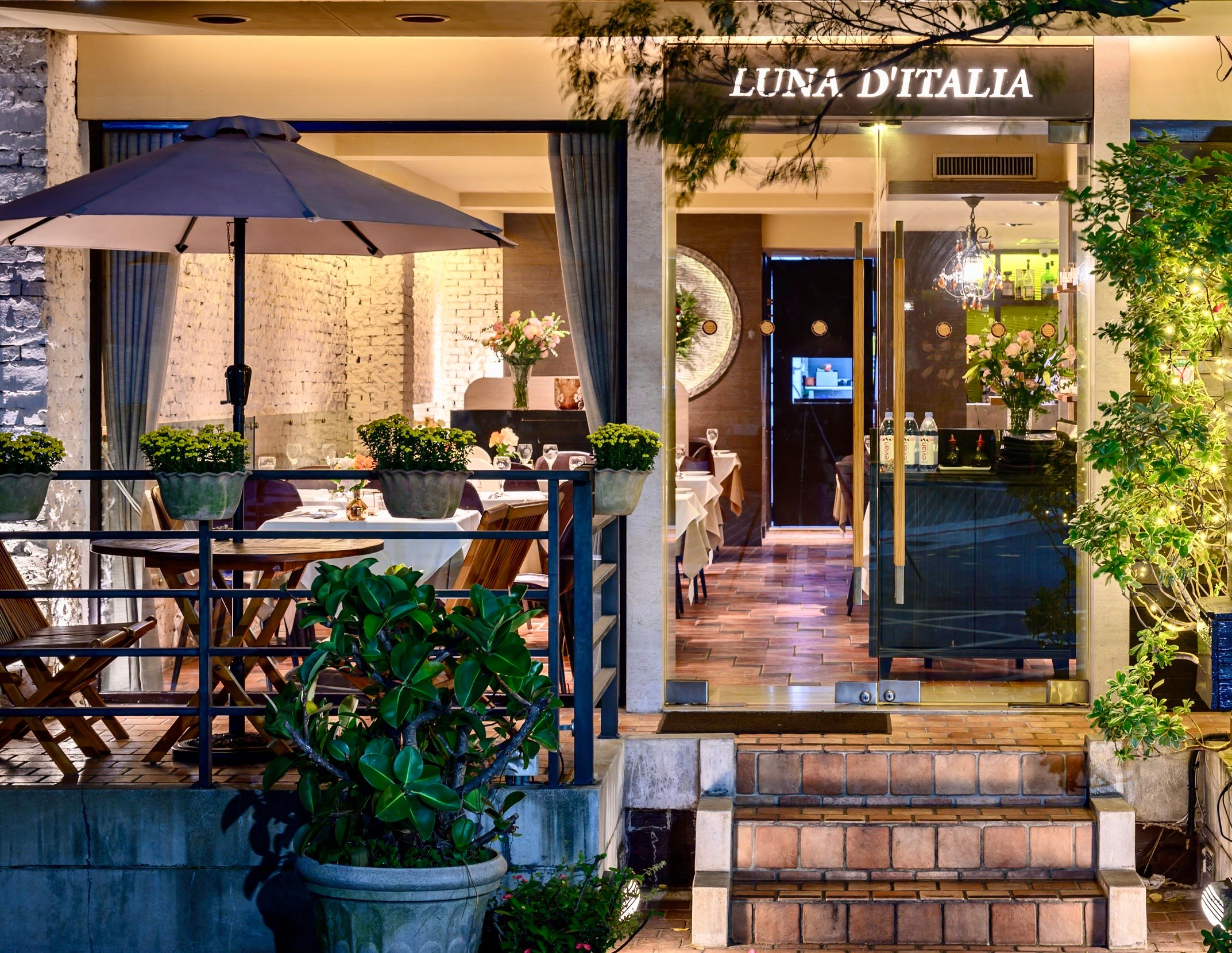 Luna d’Italia 月之意大利餐廳位於遠企中心旁巷弄中，露台氛圍優雅靜謐，是城市中放慢步調的理想用餐角落。