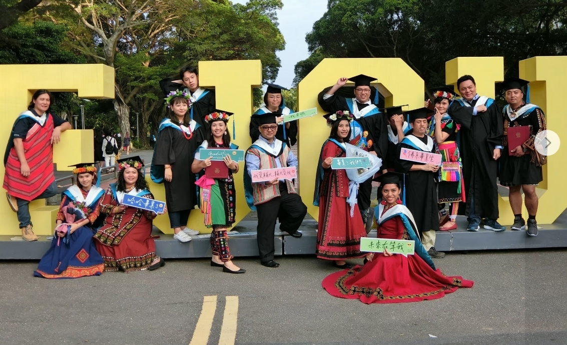 洪金輝表示，「這張帶著熱鬧氛圍的畢業照，其實也蘊含著我對族語、文化與公共服務的承諾。」