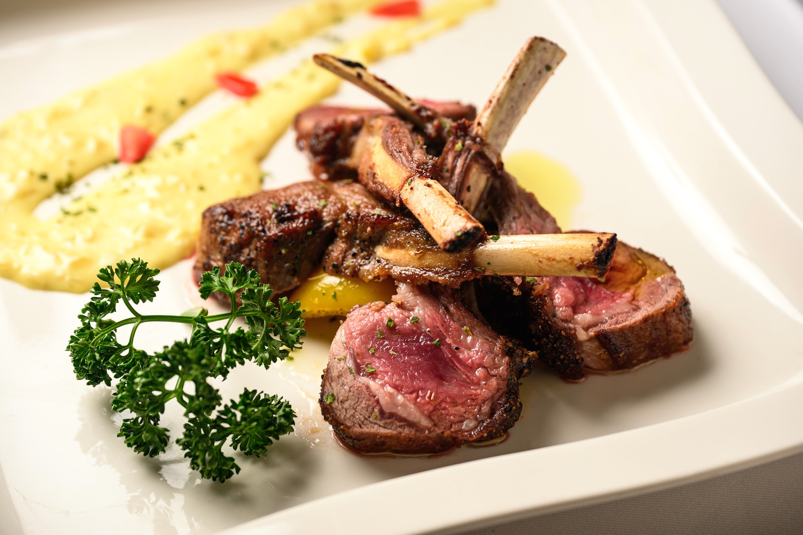 「嫩烤羔羊排佐爐烤時蔬」以嫩羔羊排慢烤呈現柔嫩口感，搭配爐烤時蔬，呈現純淨而平衡的風味。