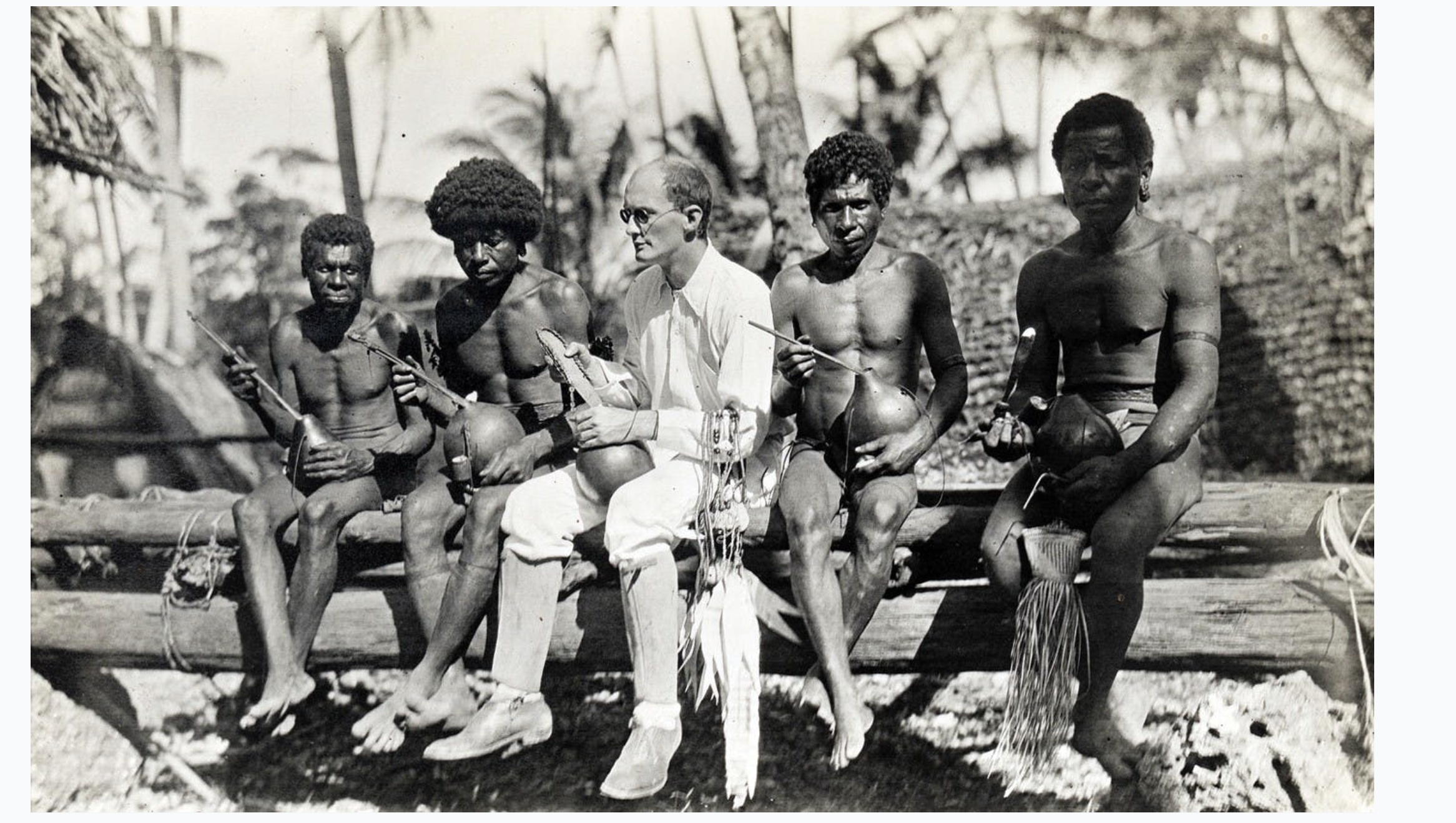 研究庫拉圈的人類學家馬林諾夫斯基與初布蘭群島原住民的合照。