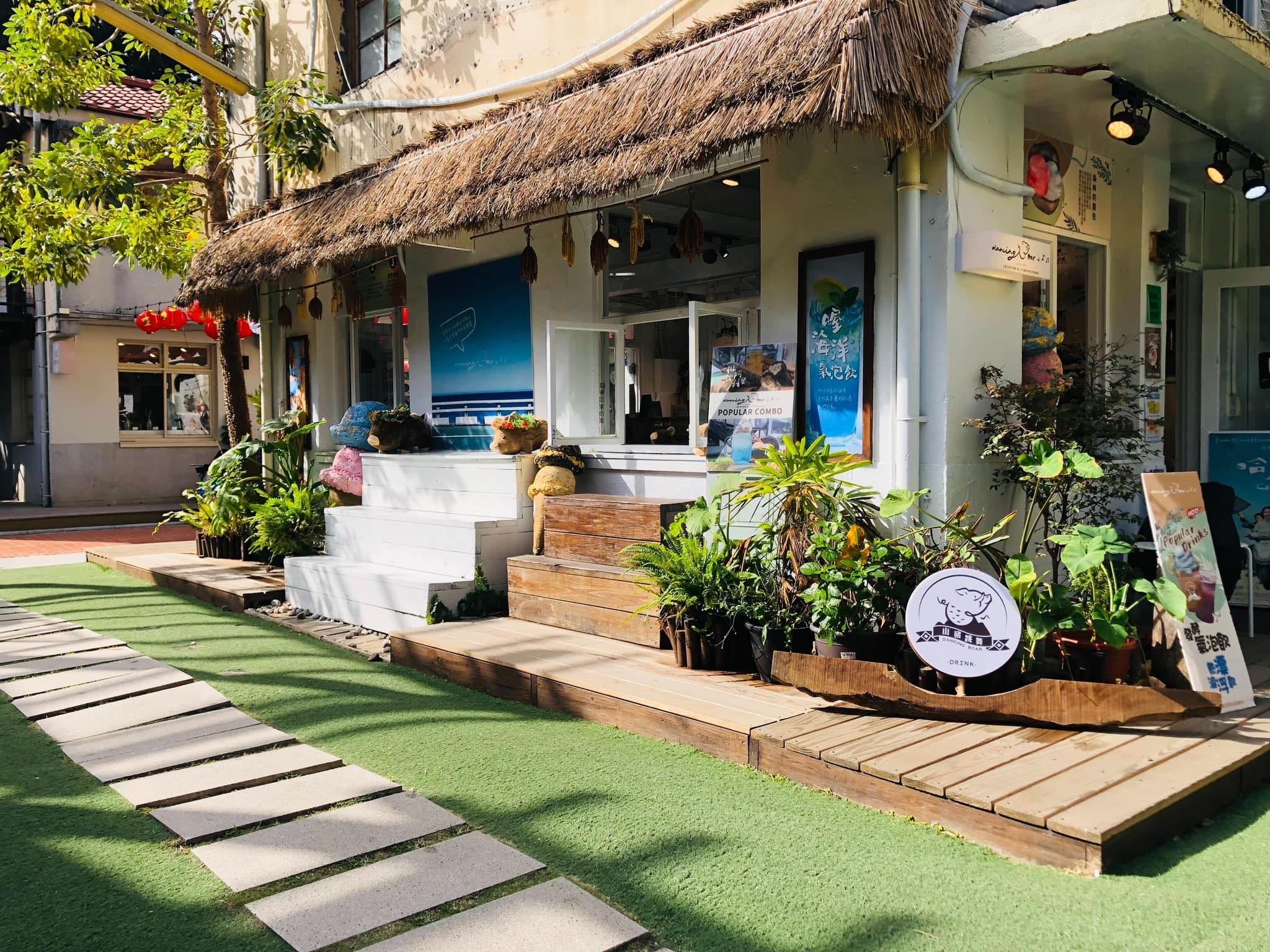 臺東原鄉的青創品牌「山豬跳舞」進駐臺中審計新村，融入茅 草、部落綠植、可愛山豬等強烈原住民族風格元素。圖片提供／山豬跳舞