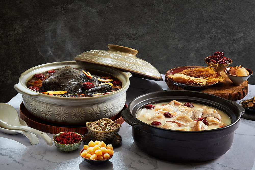 胡椒豬肚雞湯與雙蔘烏骨雞湯以飯店廚藝團隊的配方精心烹調，保留食材鮮香與層次。