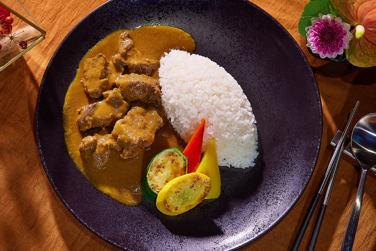 大廳酒吧月台町招牌「和牛咖哩飯」以三星若狹牛升等售價維持每份 680 元。