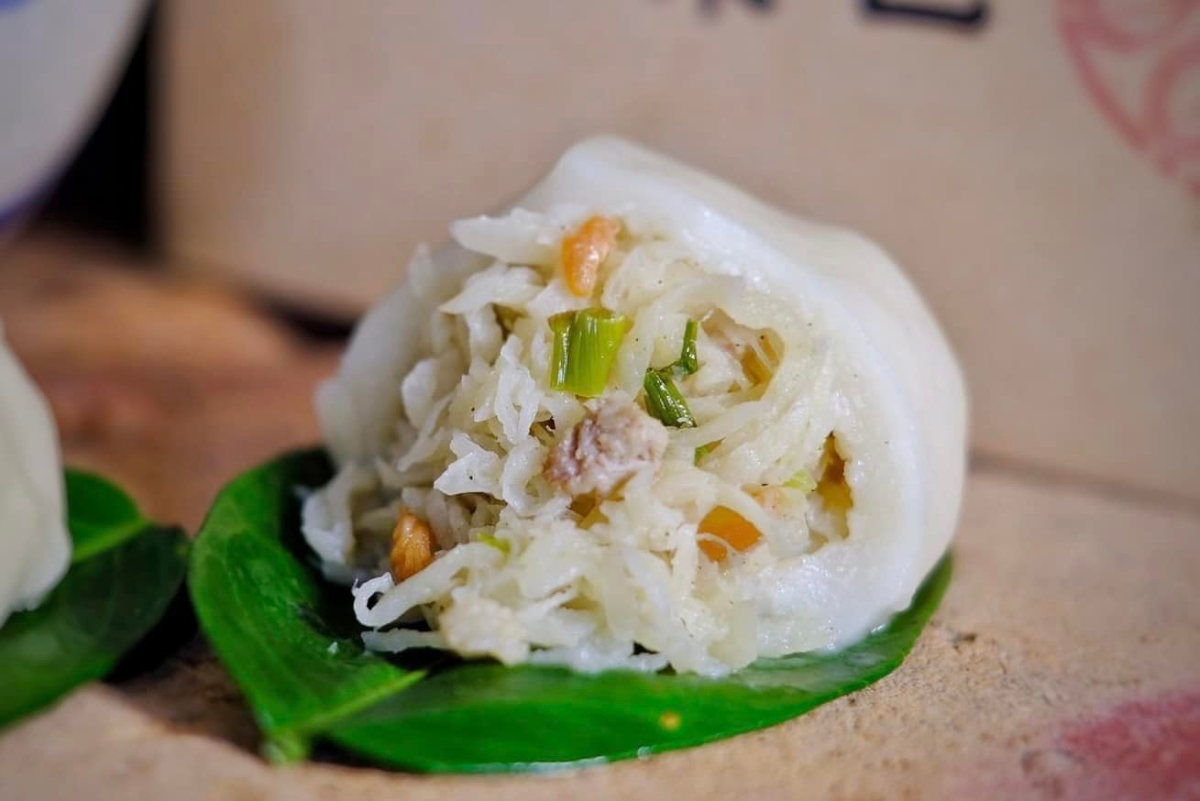 鄒家菜包有不同口味，白蘿蔔絲清爽耐吃。