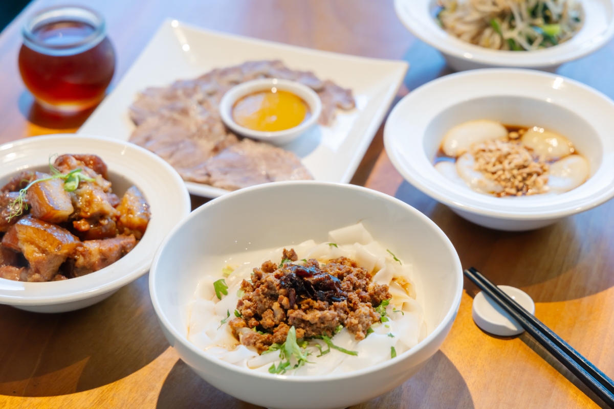 春嬌粄條將家常餐桌與在地小農食材結合，化 成簡潔、清爽又真實的菜色。