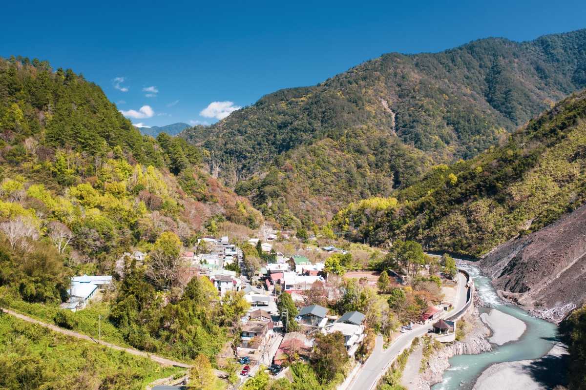 司馬庫斯部落以集體為核心管理觀光資源，確保公 平分配，避免土地被收購或過度開發。