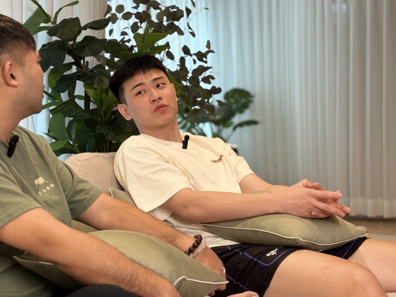 劉丞勳因長期訓練身體時常有緊繃感，在使用訂製「山丘樂眠床」後分享身體的確有明顯疲勞改善，睡得更好以恢復精神。