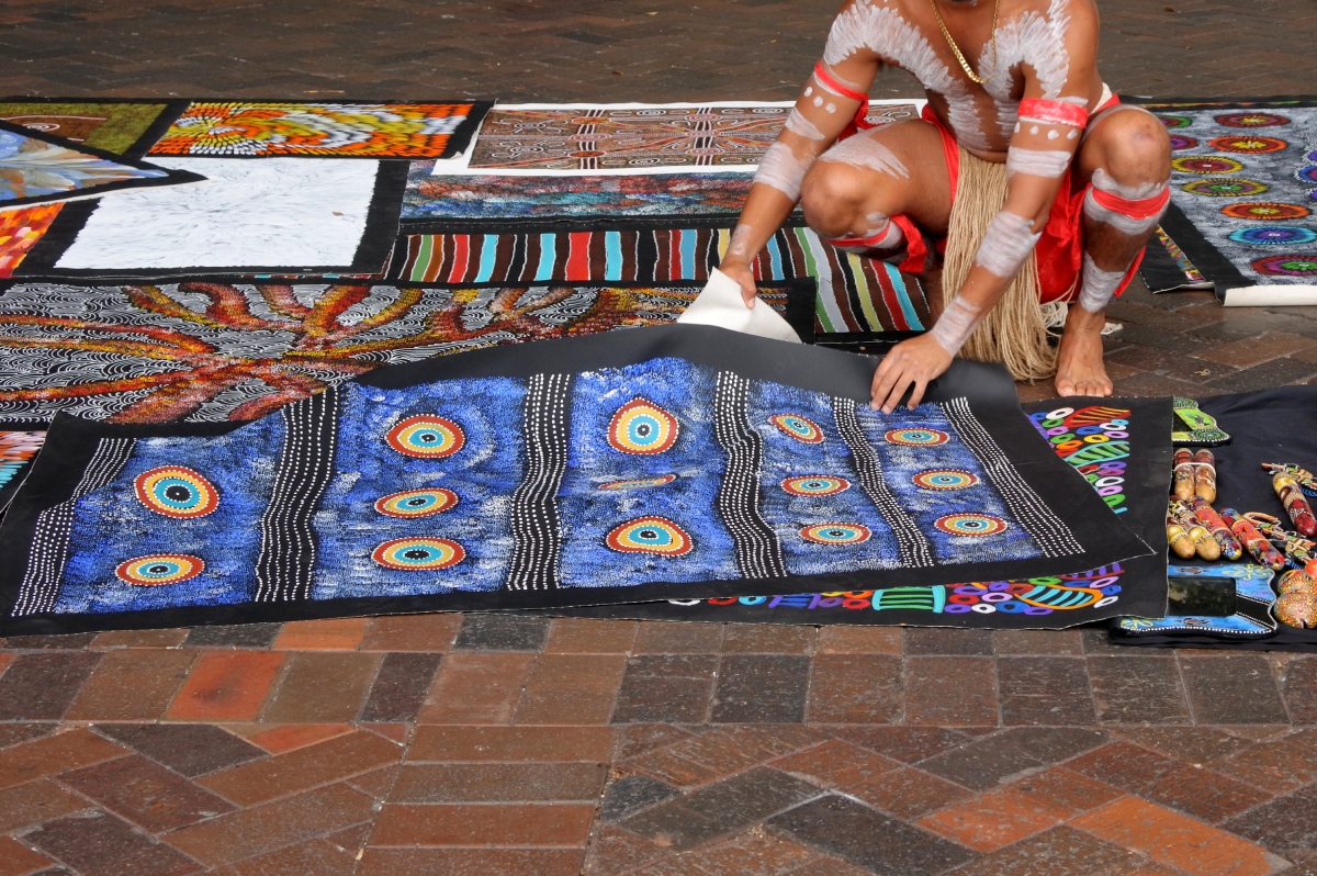 許多原住民居住的偏遠地區工作機會有限，因此販售藝 術品和手工藝品是他們謀生的重要方式。