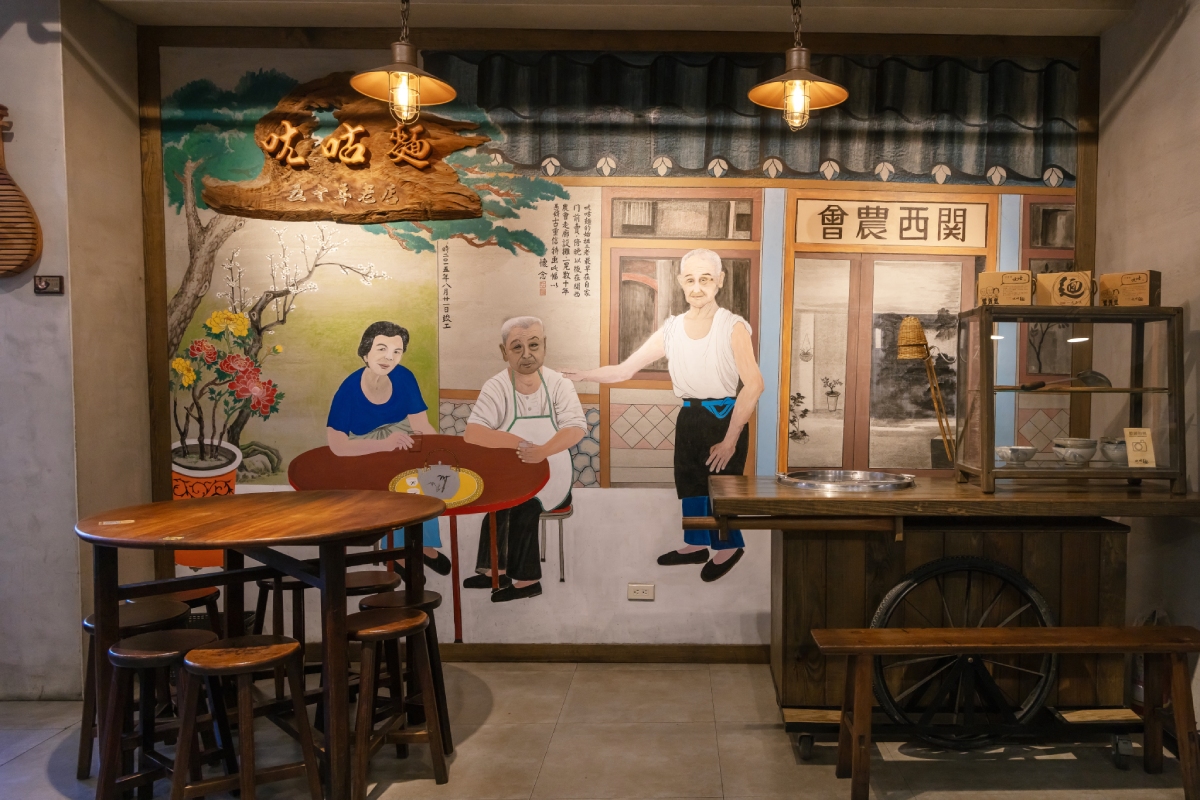 𫝘咕麵以明亮俐落的店面與樸實的麵味並置出的日常風景。