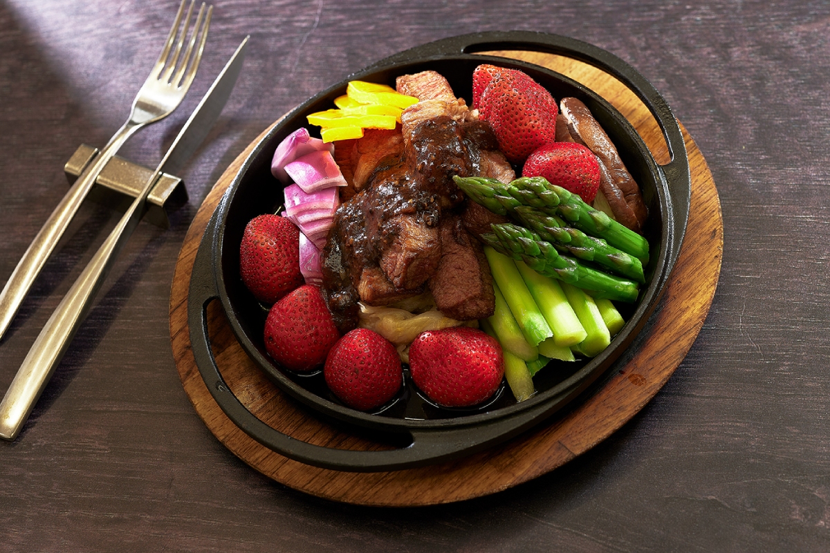 凱華樓中華料理「草莓鐵板和牛肉」則以果香酸甜平衡油脂，清爽收尾。