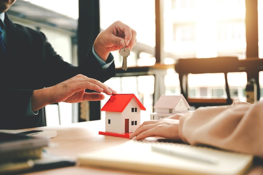 中國大陸深圳市住宅地上權（房屋所有權）已形成「自動續期、低費延用」趨勢，兼顧居住保障與市場穩定。