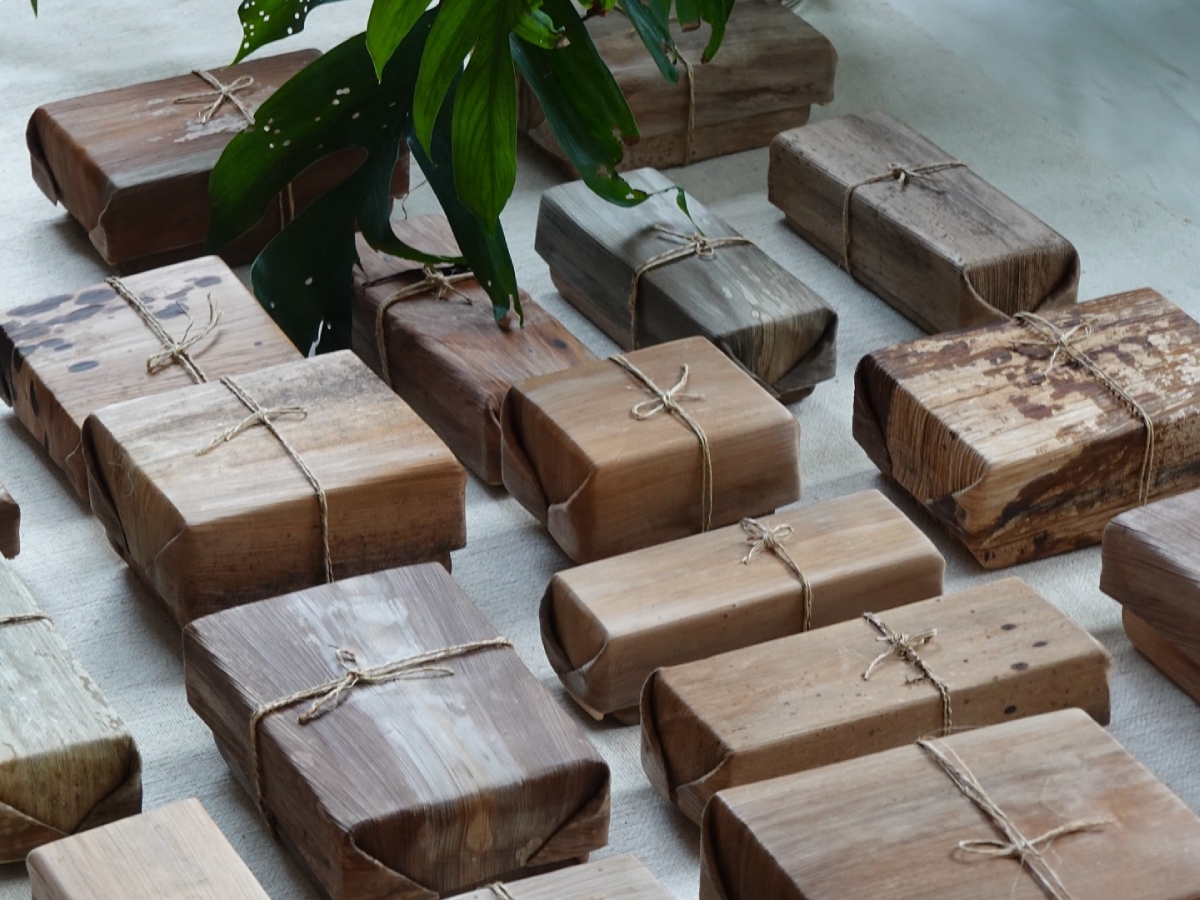 拿鞘將葉鞘的凹折成鞘盒子，風乾後的植物纖維相當輕盈，呈 現類似木質的紋理。