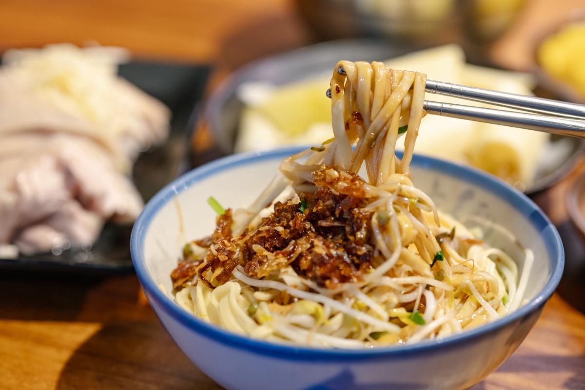 𫝘咕麵使用振興麵鋪製作的關西百年扁麵，略扁、帶筋性、油潤卻不黏。