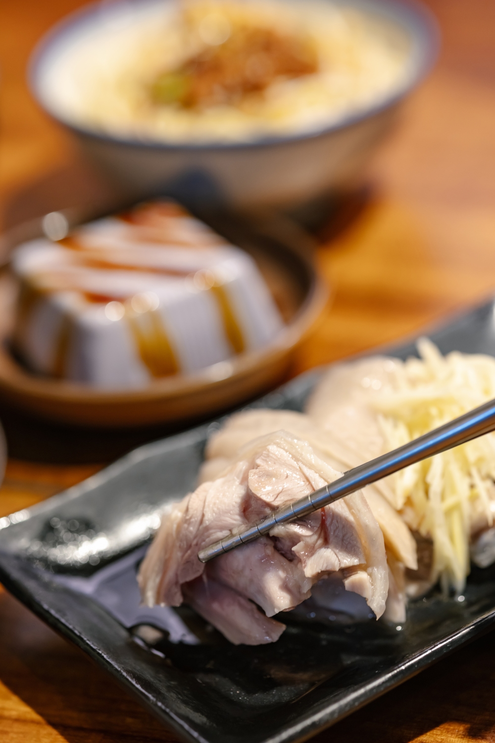 小菜如油雞、花生豆腐等，都是人氣常客，口味家常且風味細膩。