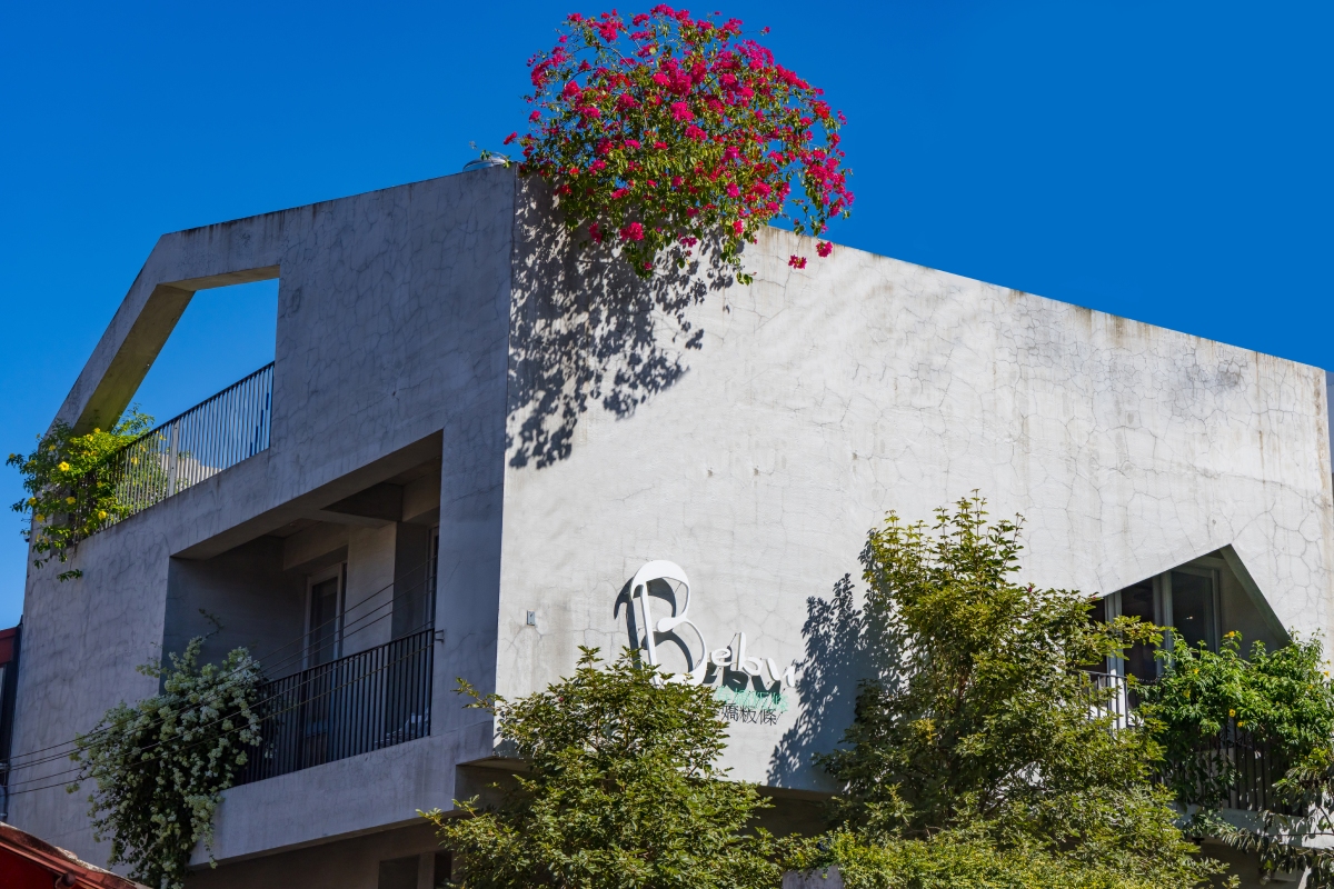 春嬌粄條外觀是 低調的清水模。