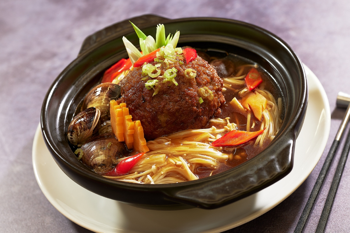 凱華樓中華料理「砂鍋紅油和牛獅子頭」以辛香紅油襯托牛肉甜潤。