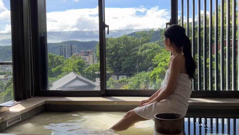 北投麗禧每間客房皆配置冷、熱溫泉池，透過冷熱交替浸泡，放鬆身心享受純天然泉水所帶來的療癒感受。(圖/北投麗禧提供)