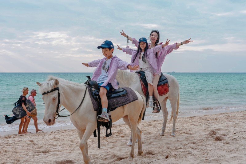 在普吉島的海岸線上，親子共同體驗騎馬漫步沙灘，全家人都能在這趟普吉島親子旅行中留下珍貴的回憶。