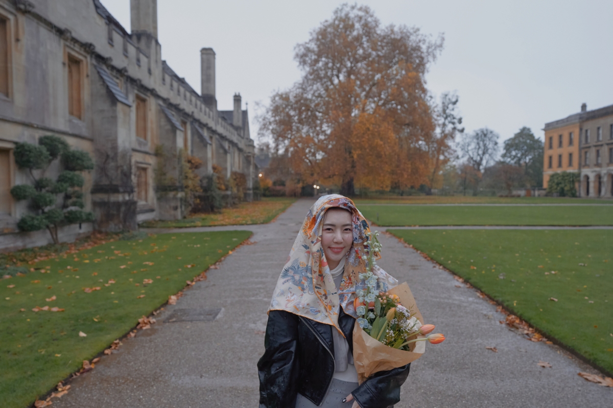 潘貝貤（Peggy）在牛津大學莫德林學院漫步