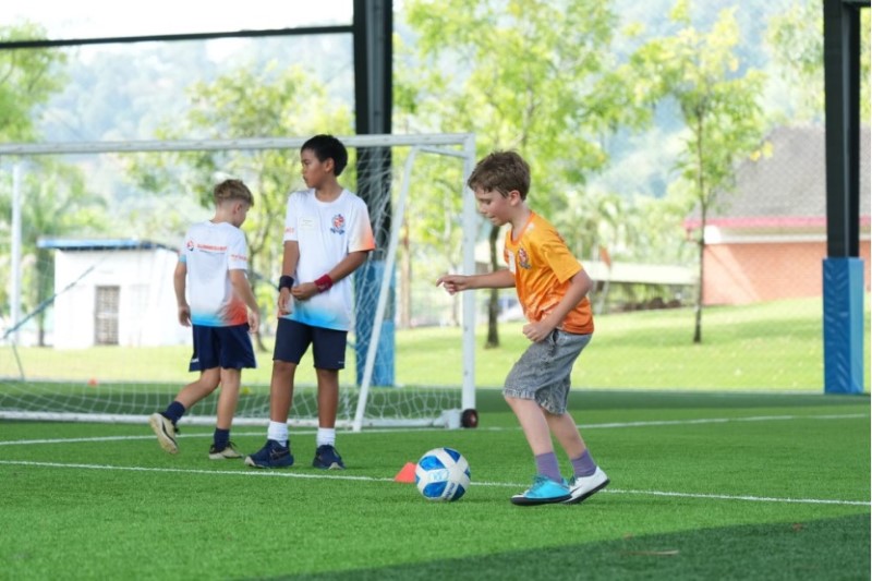 在普吉島國際夏令營中，孩子能參與舞蹈、戲劇、音樂、高爾夫、足球、網球與創意手作等多元課程，在玩樂與探索中自然學習。與來自不同國家的孩子跨文化互動，讓孩子的旅程不只是旅行，更是一段結交新朋友、拓展視野的國際交流體驗