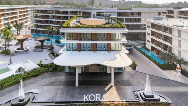 普吉島五星級海濱度假村 Kora Beach Resort Phuket，以現代熱帶度假風格打造寬敞舒適的空間，設有多樣兒童活動空間與親子設施，訴求讓孩子玩得開心、父母自由又安心。