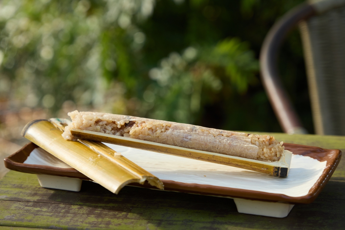 董貴份使用自家栽種的嫩竹，填入充 滿黏性的糯米成竹筒飯。