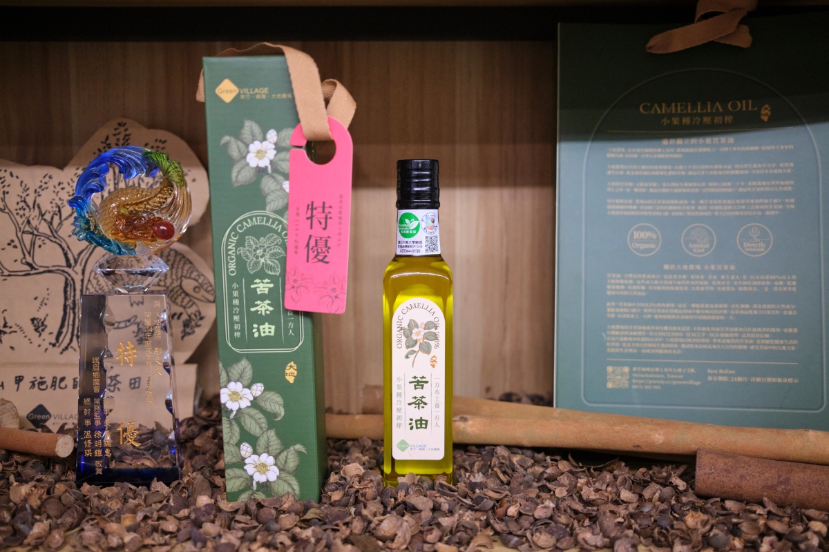 大地農場的苦茶油具「青草花香、麥芬甜香、熱帶果香、質地醇厚」風範。
