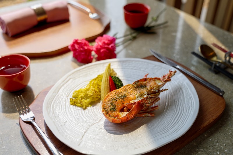 北投麗禧溫泉酒店「雍翠庭」推出母親節限定套餐每位2,380元起，主餐「明太子烤活龍蝦」結合鮮甜彈嫩口感與濃郁明太子醬，展現豐富層次。（圖／北投麗禧溫泉酒店提供）