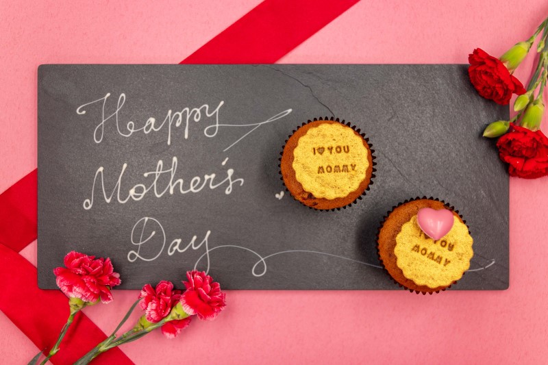 北投麗禧溫泉酒店於5月9日至10日推出一泊一食專案，每晚12,600元起，入住即贈「鹹焦糖桂圓杯子蛋糕」禮盒、康乃馨花束與祝福小卡。（圖／北投麗禧溫泉酒店提供）