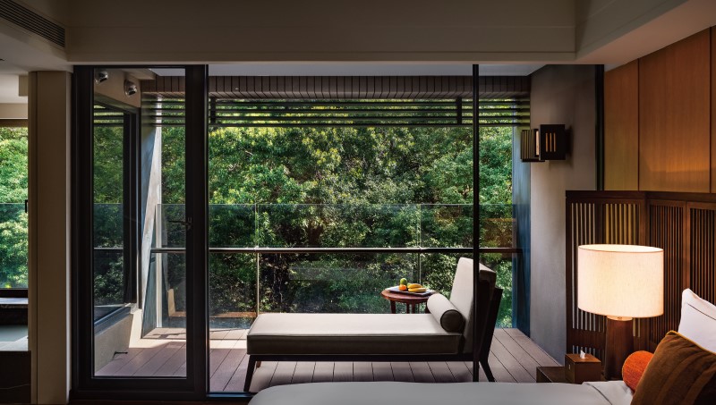 北投麗禧溫泉酒店全館客房皆設有私人冷熱溫泉池，賓客可於房內自在享受鄰近溫泉源頭的純淨白磺泉，釋放身心疲憊。（圖／北投麗禧溫泉酒店提供）