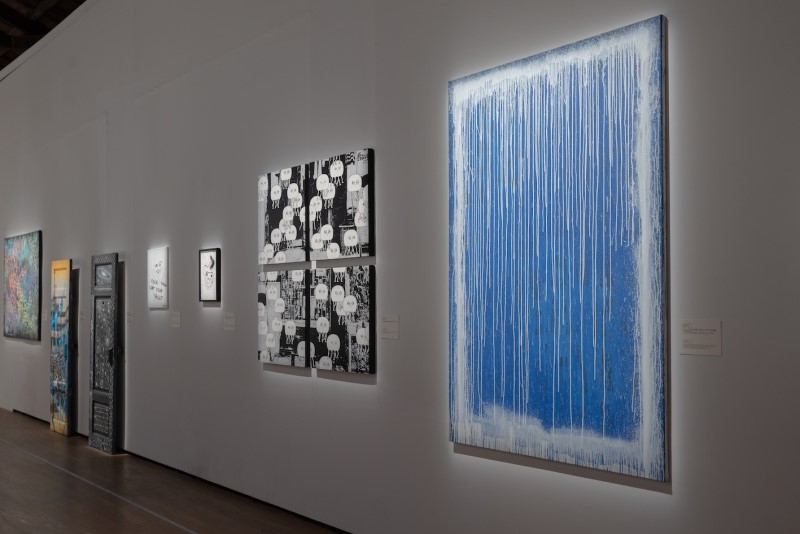 《agnès b. on aime le graff !! 我們愛塗鴉藝術特展》以 Agnès 女士自 1984 年開始的收藏歷程為起點 自逾5000件藏品中展出 33 件珍藏非賣品真跡