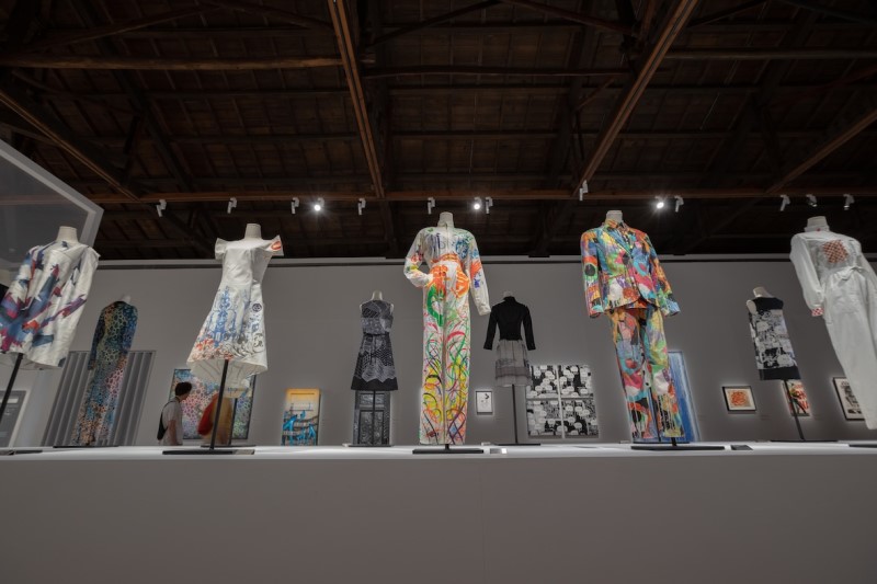 為展現作品與服裝之間的對話 此次展覽帶來agnès b. 與街頭藝術家合作的37件時裝作品