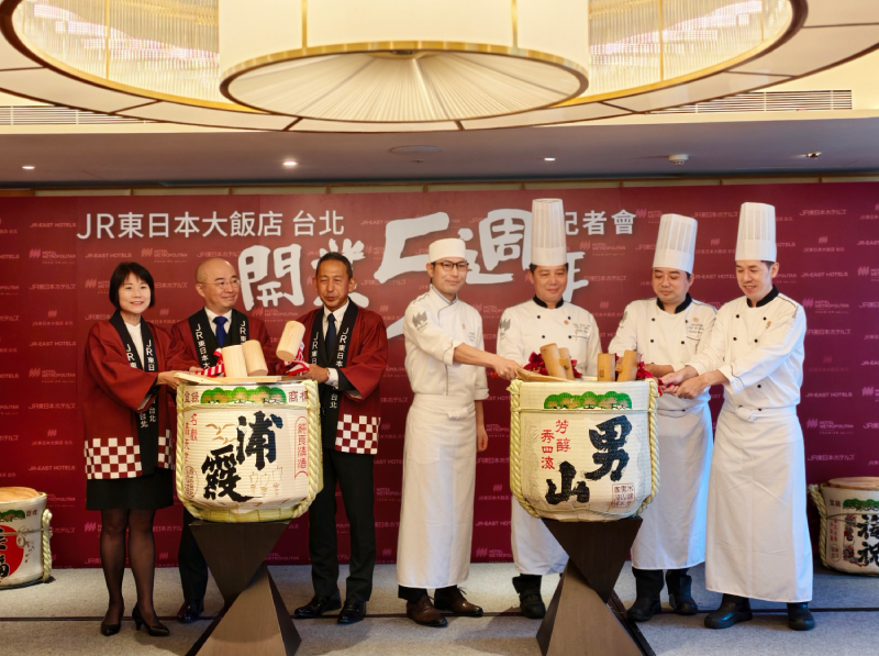 JR東日本大飯店台北開幕五週年以傳統日本鏡開儀式象徵幸福開啟分享喜悅。(圖/ JR東日本大飯店台北提供)