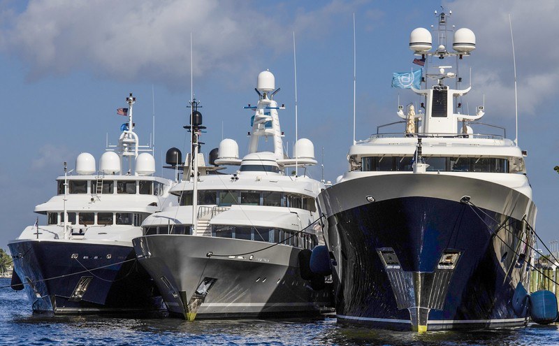 FLIBS 2024 展場，超大型遊艇並排停靠