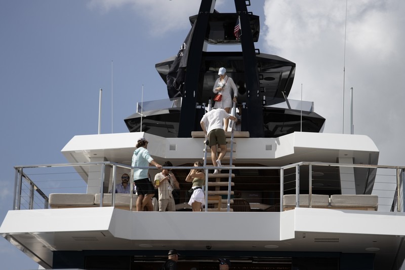 FLIBS 2024 展場，年輕買家登船參觀超級遊艇