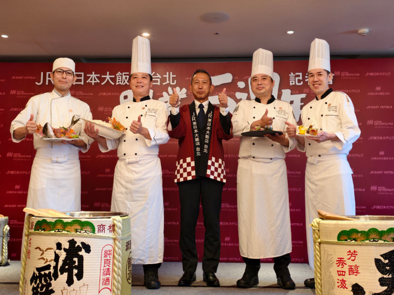 JR東日本大飯店台北開幕五週年準備系列優惠及美食活動, 左起HAYASE日本料理主廚郡司行雄、凱華樓中華料理楊德興主廚、總支配人山本寬鉑麗安全日餐廳陳永儒主廚、點心房主廚黃伯欽。