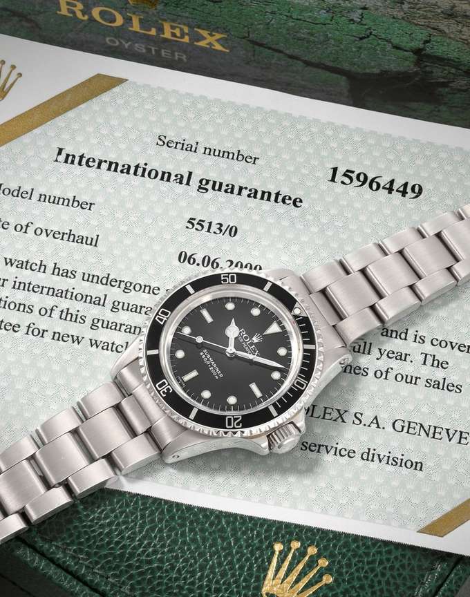 同款式的1960年代Rolex Submariner Ref. 5513（示意圖，非道蘭本人配戴款式）——那只表對他來說不是一件需要保護的物品，是父親彷彿仍然陪伴身邊的方式。