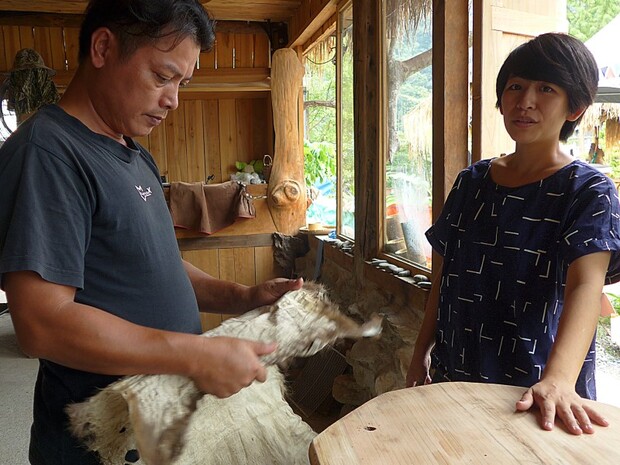 鄒族鞣皮技術製作多功能衣飾
