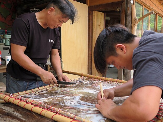 鄒族鞣皮技術製作多功能衣飾
