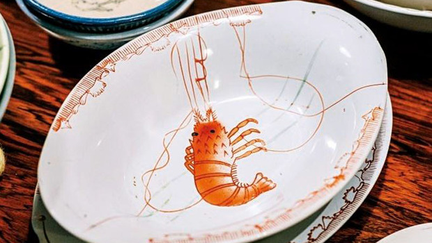 重現阿嬤家飯桌的手繪器皿，從魚蝦盤到青花碗，每一個碗，都有屬於自己的故事